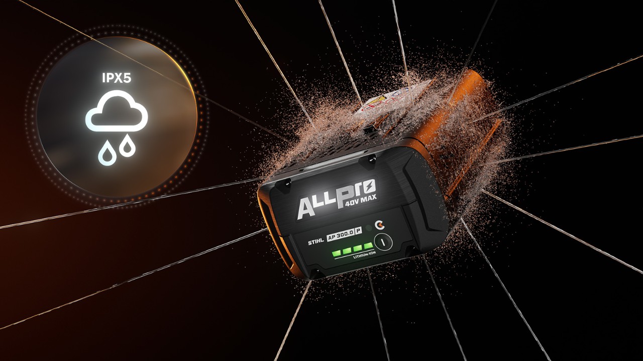 Батерия на ALLPRO Battery System, изложена на дъжд, демонстрирайки IPX5 защита за надеждна работа при мокри условия.