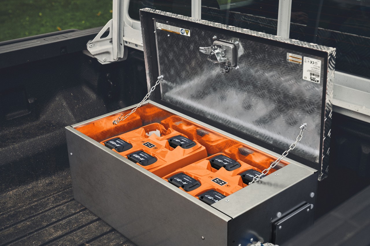 Зарядна станция STIHL CB 1 с батерии ALLPRO на товарното пространство на пикапа