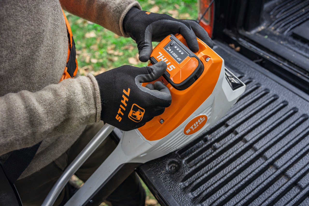 Поставяне на акумулаторна батерия STIHL AP 500 S в инструмент