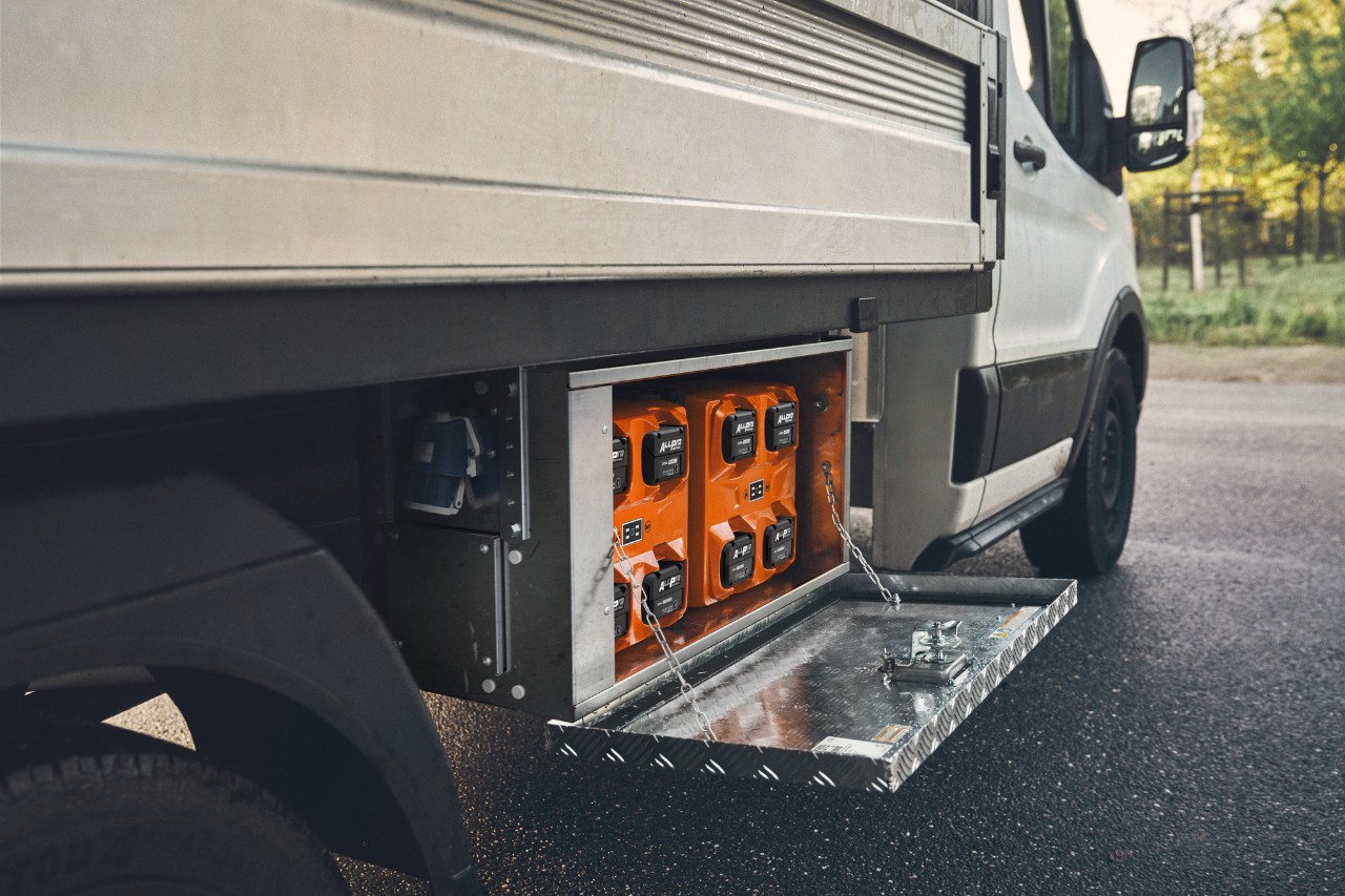 Акумулатори ALLPRO в зарядната станция STIHL CB 1, монтирана на превозното средство