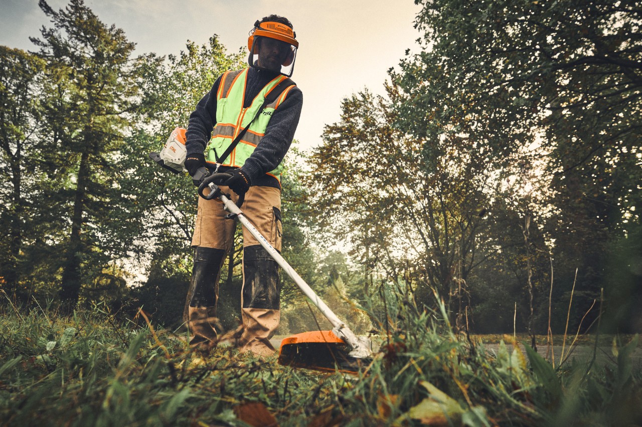 Мъж с KMA 200 R от STIHL с комбиниран инструмент FS-KM