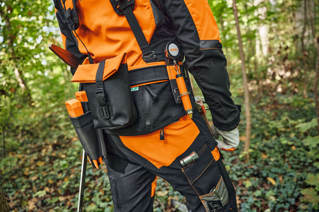Мъж екипиран с продукти от модулната система колани ADVANCE X-FLEX на STIHL