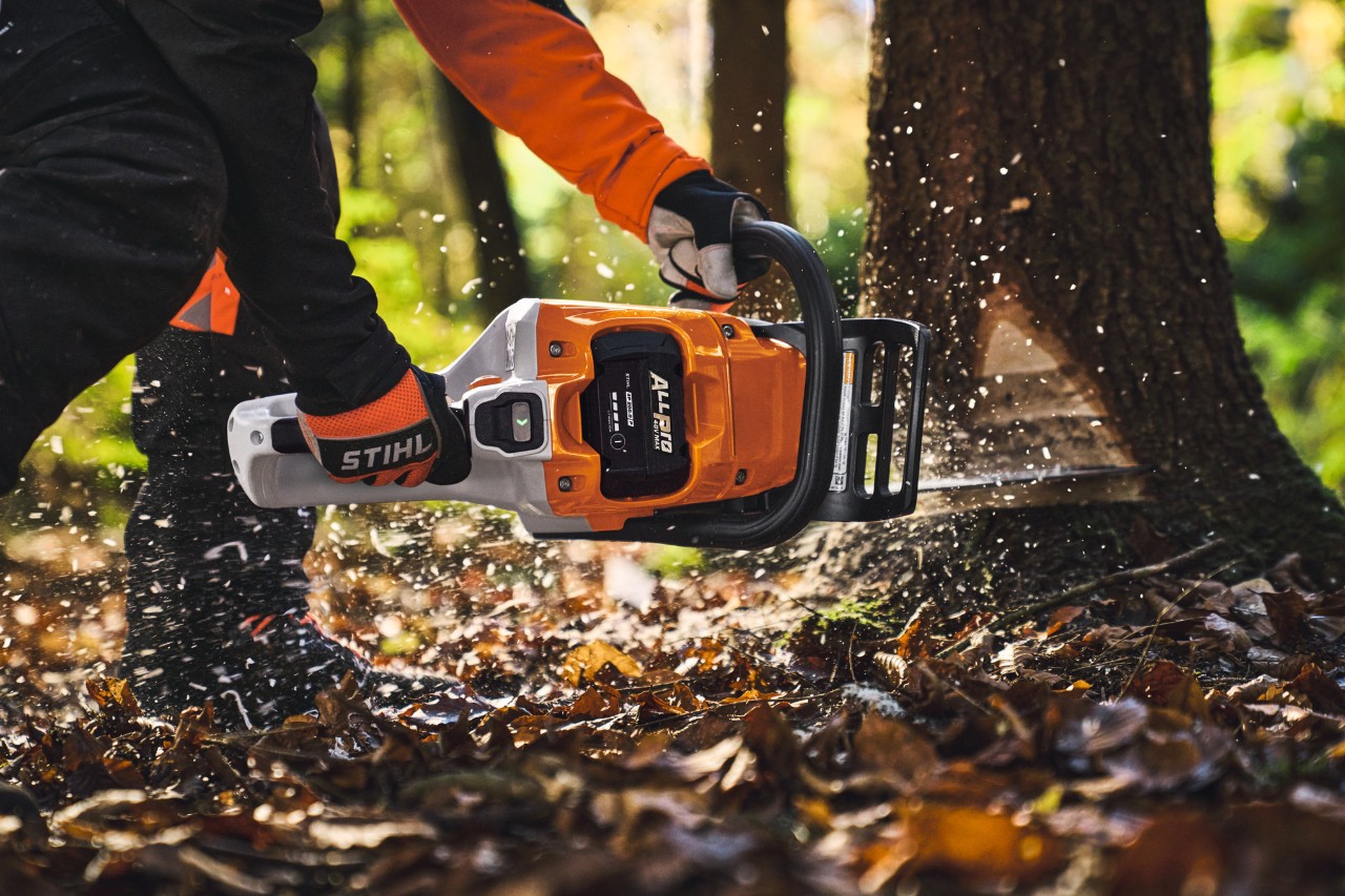 Професионален потребител реже дървета в гората с акумулаторния трион STIHL MSA 260.