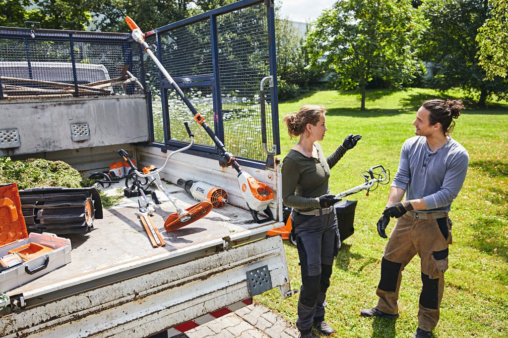 Пикап, натоварен с различни продукти на Stihl