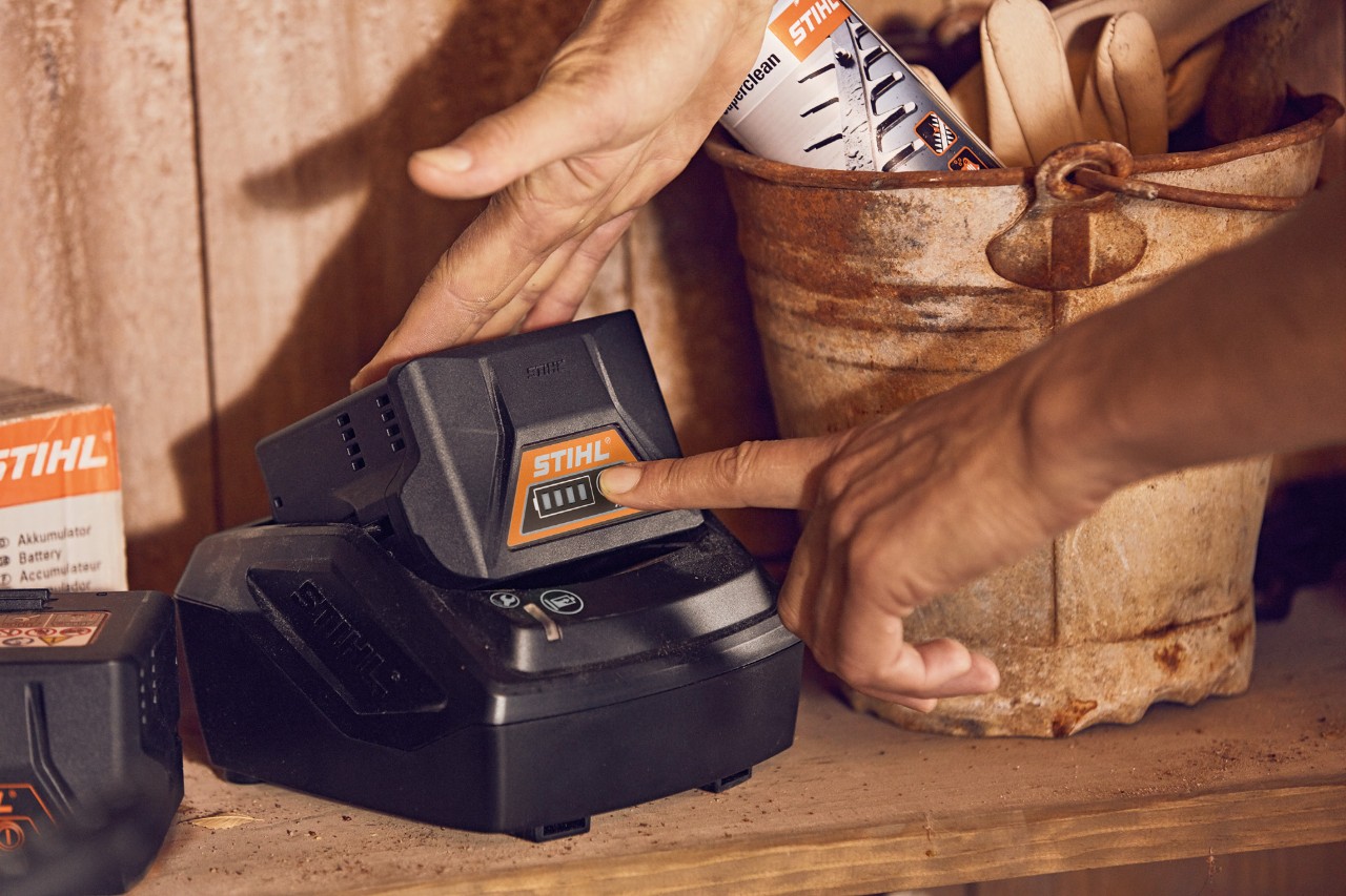 Грижа за батериите STIHL AK 10 и AK 20 в бараката за инструменти