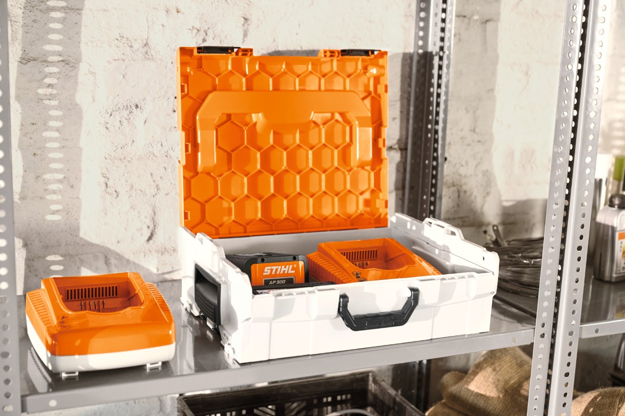 STIHL Akku-Box mit STIHL Akkus in einem Werkstattregal  