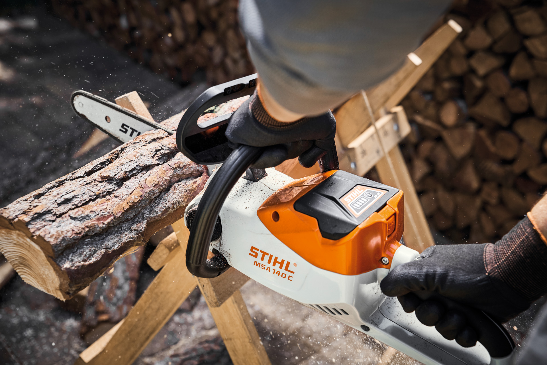 Дървесен ствол се нарязва с верижен трион STIHL