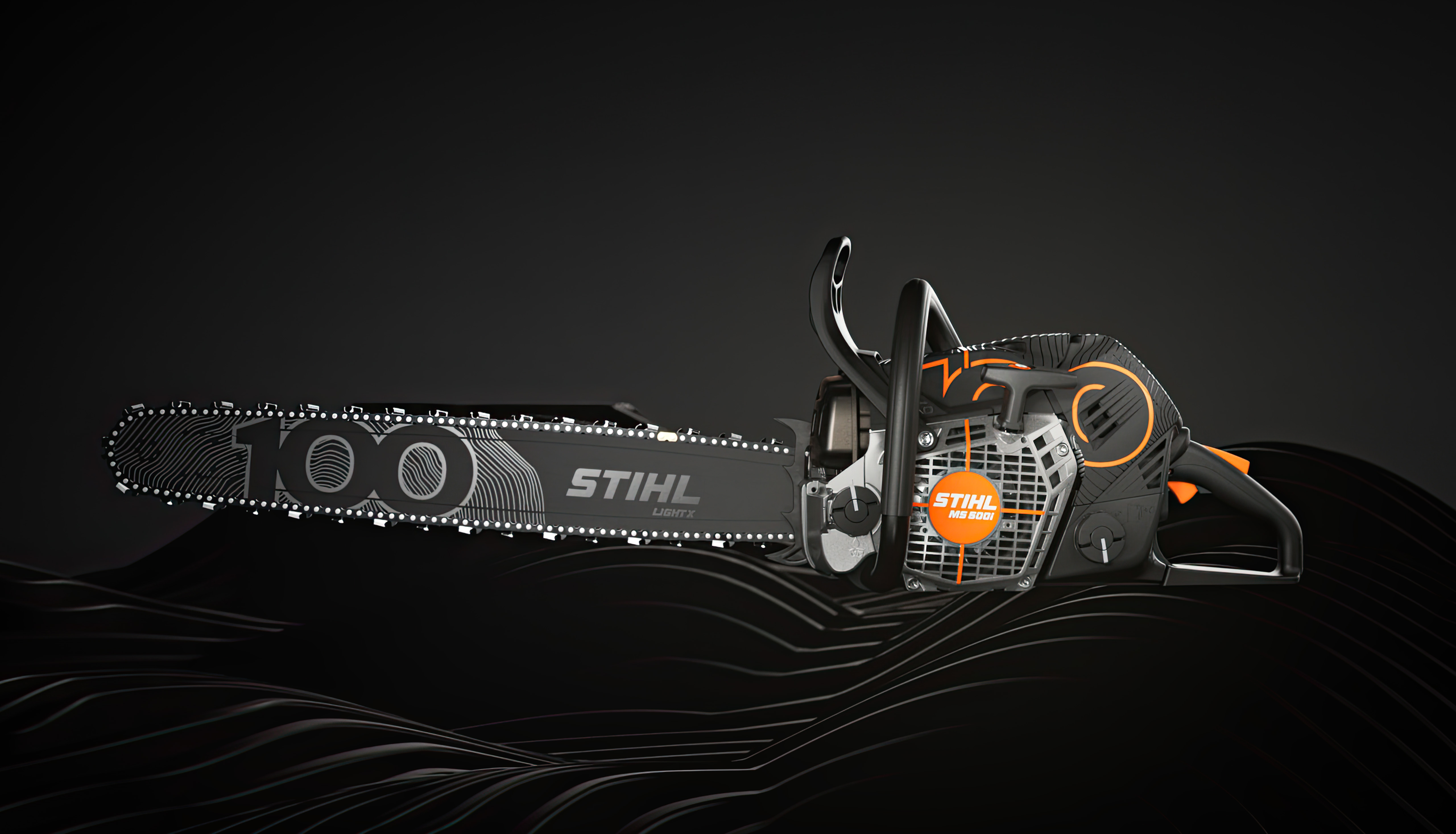 Резачка STIHL MS 500i Centennial Edition, страничен изглед отляво на черен фон