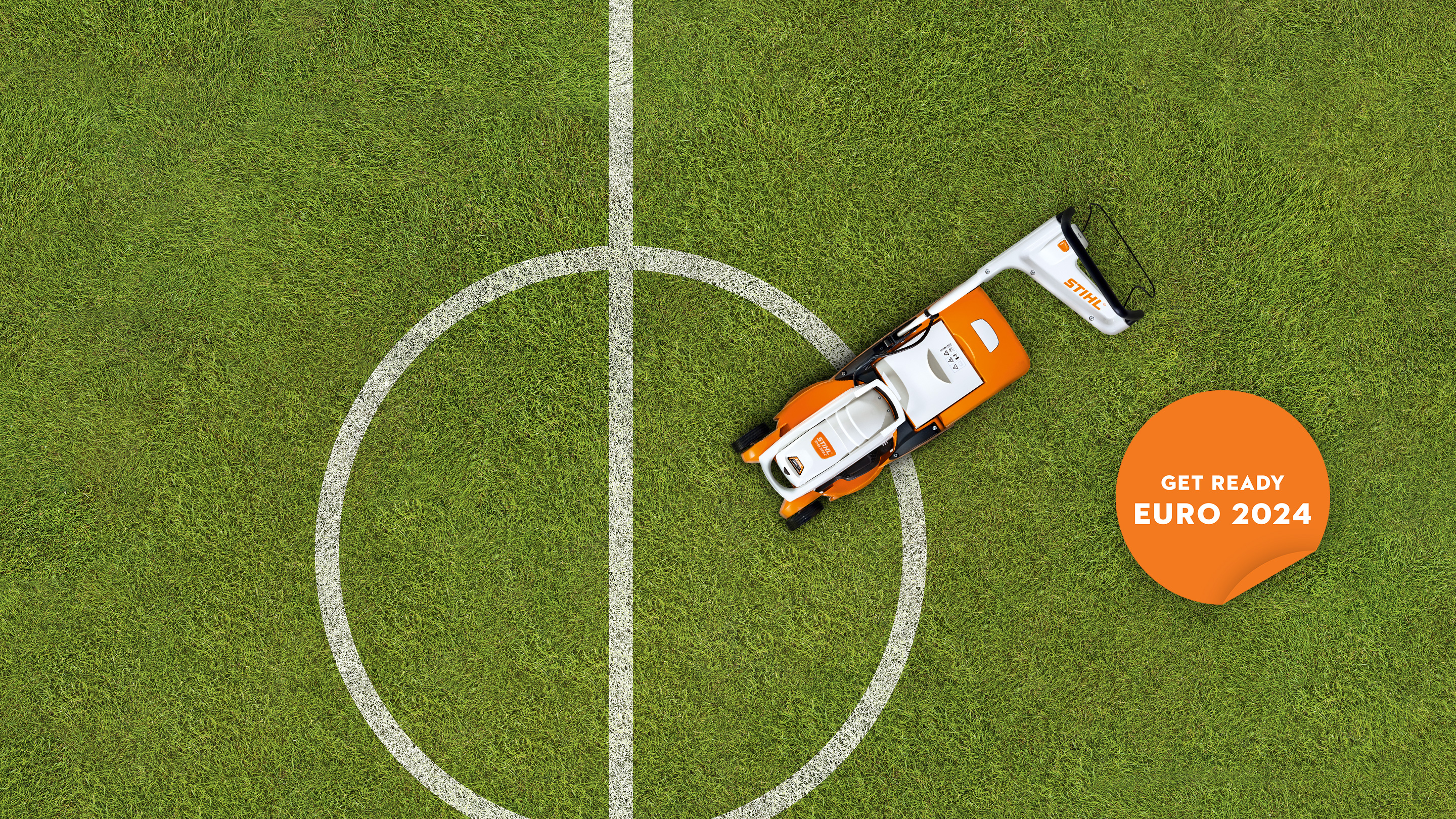Футболен терен с косачка STIHL RMA 339 C и бадж „Бъди готов: ЕВРО 2024"