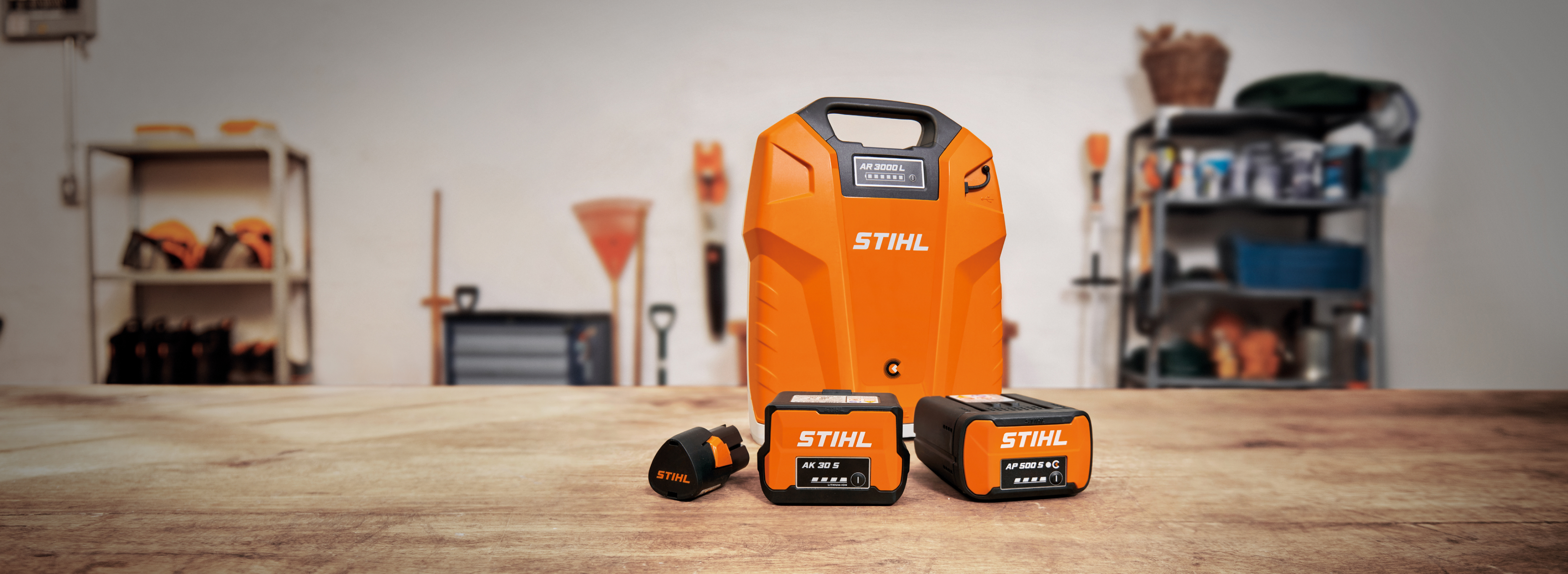 Продукти от системата AP на STIHL върху маса в гараж