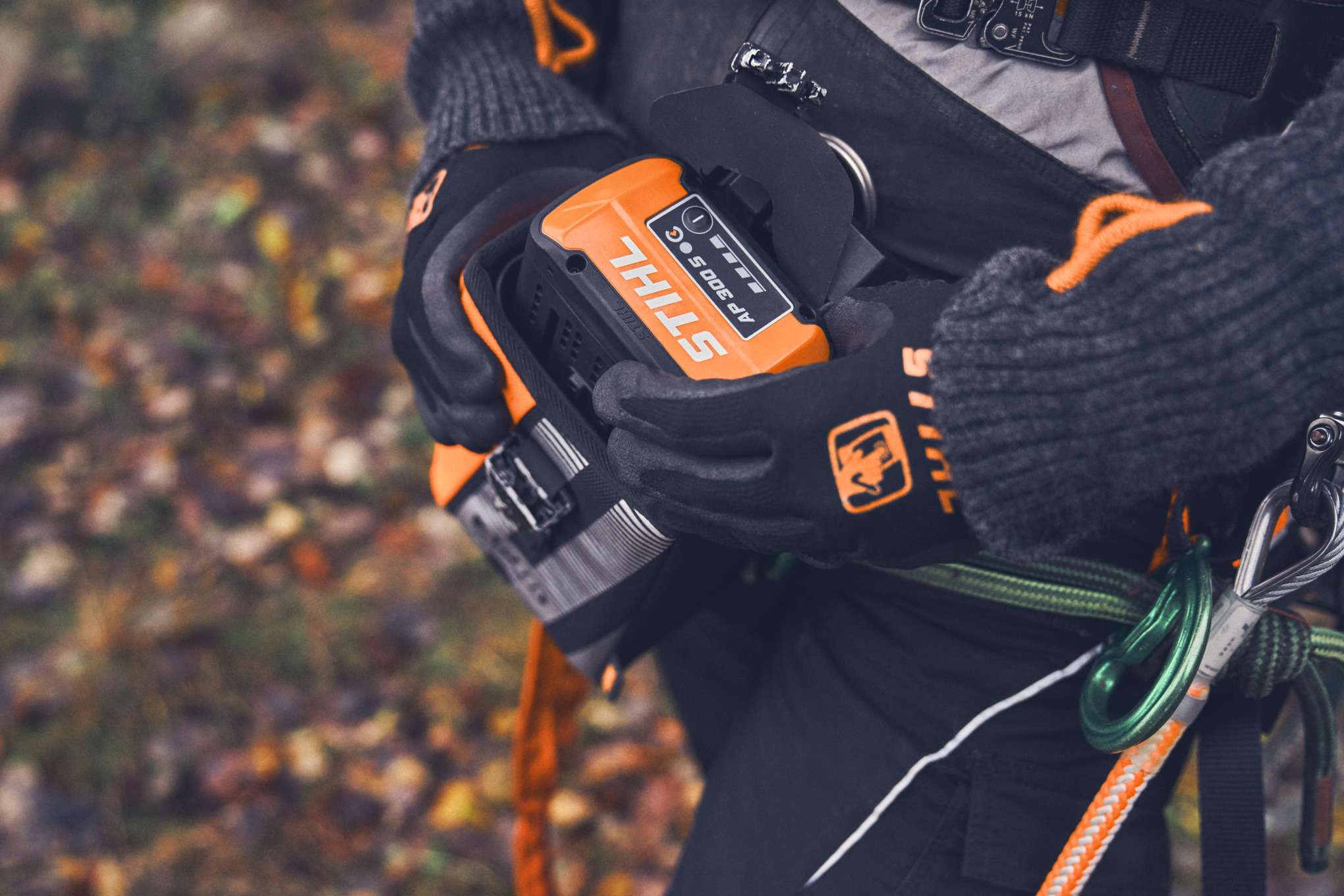 Акумулаторната батерия STIHL AP 300 S се поставя в джоб