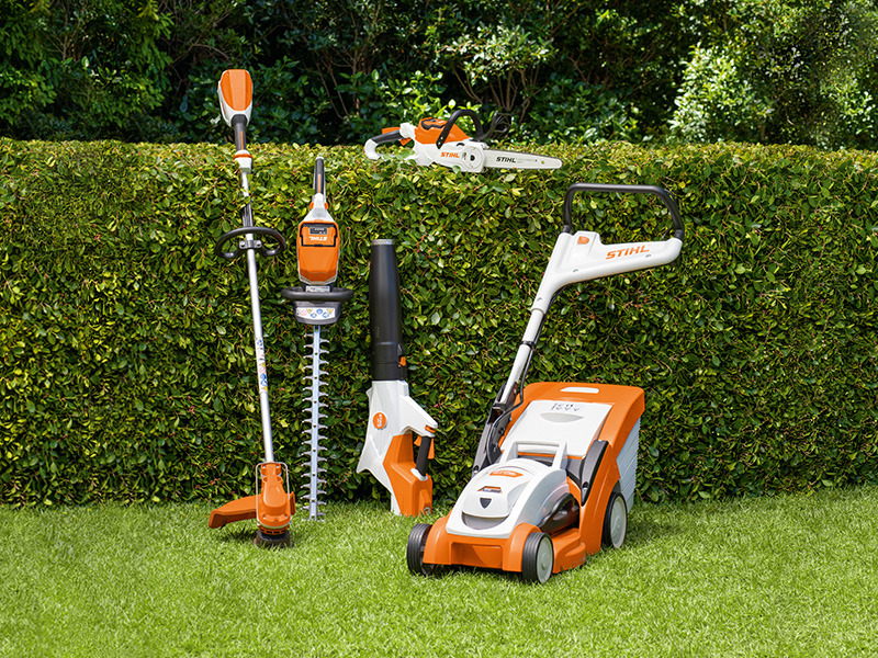 STIHL AK-Serie пред живия плет с FSA 60 R, HSA 60, BGA 60, MSA 70, RMA 339 C