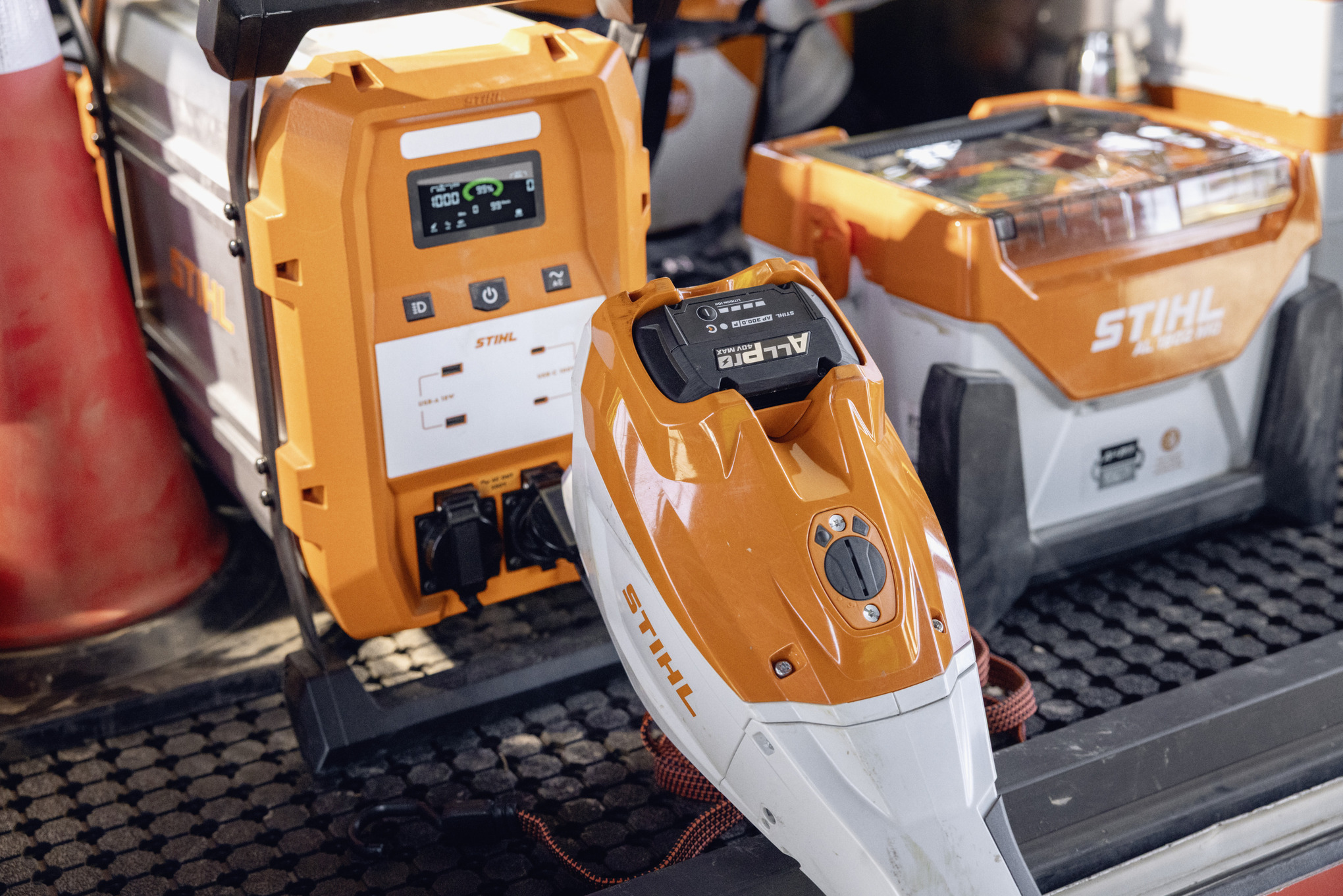 Мобилното зарядно устройство STIHL AL 1802 MO и преносимата батерия STIHL PS 2000 са на разположение за зареждане на акумулаторите ALLPRO на товарното пространство