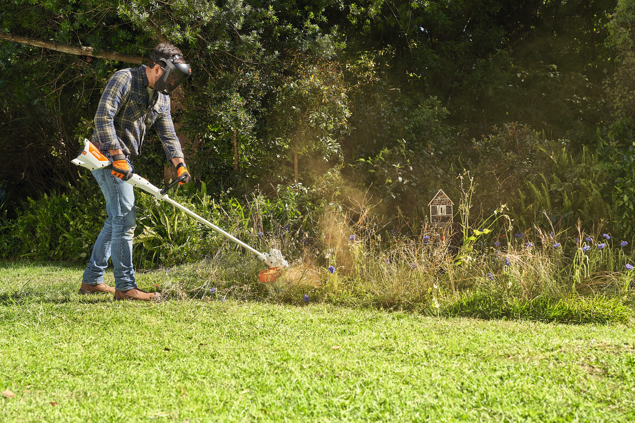 Мъж коси поляна с полски цветя със STIHL FSA 57