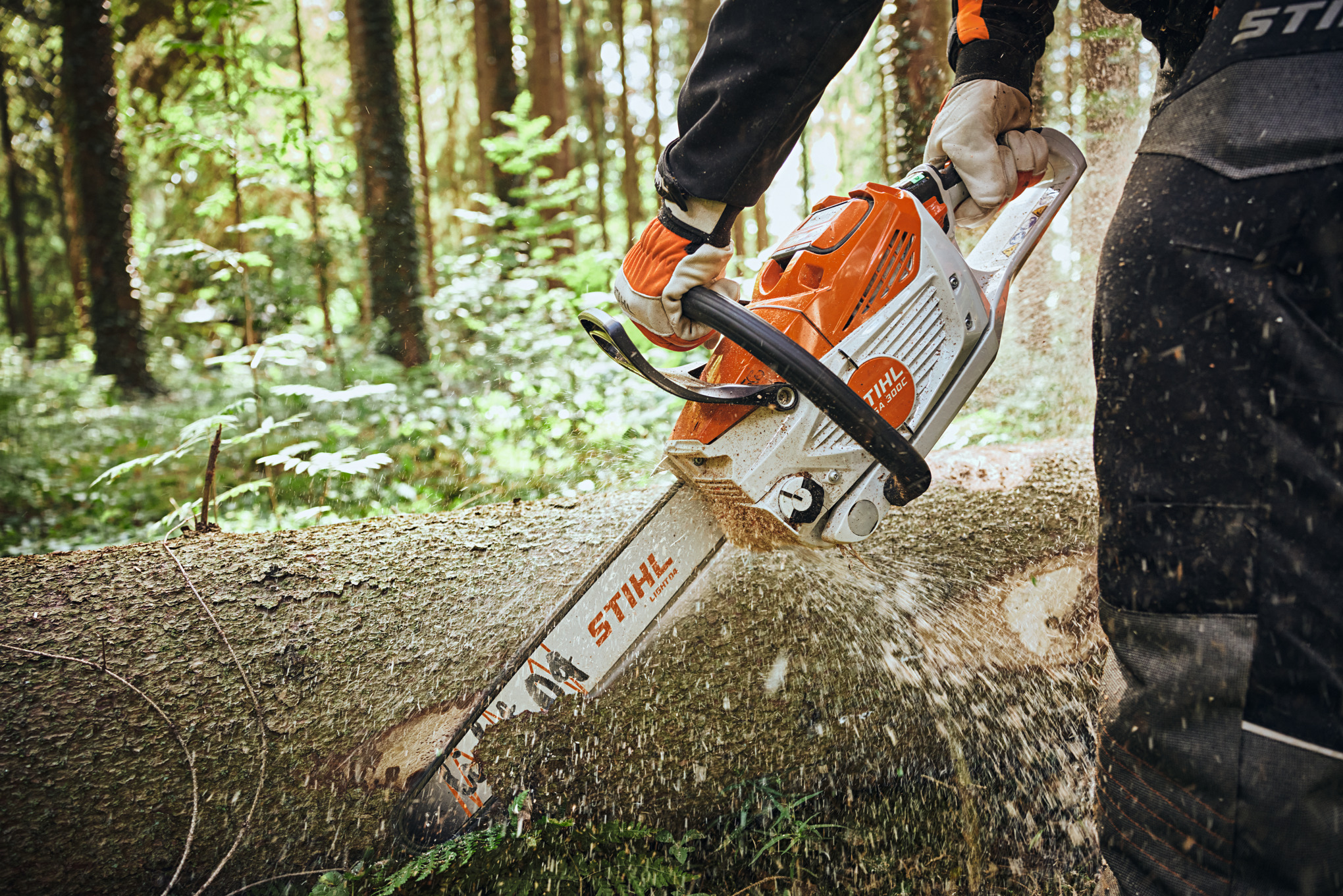 Мъж реже дърво с моторен трион STIHL