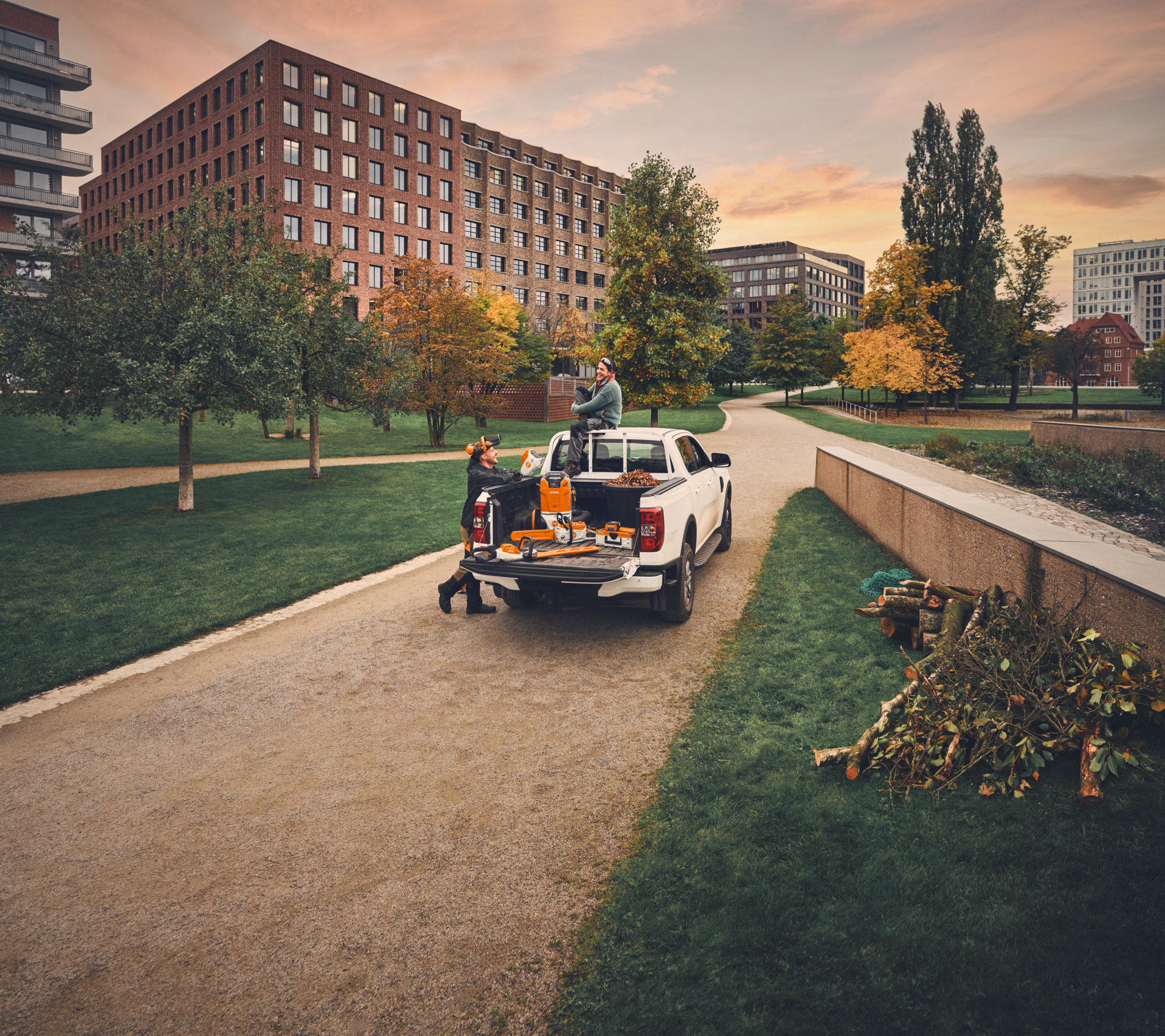 Екип по поддръжка и грижата за ландшафта и градините на пикап след приключване на работата