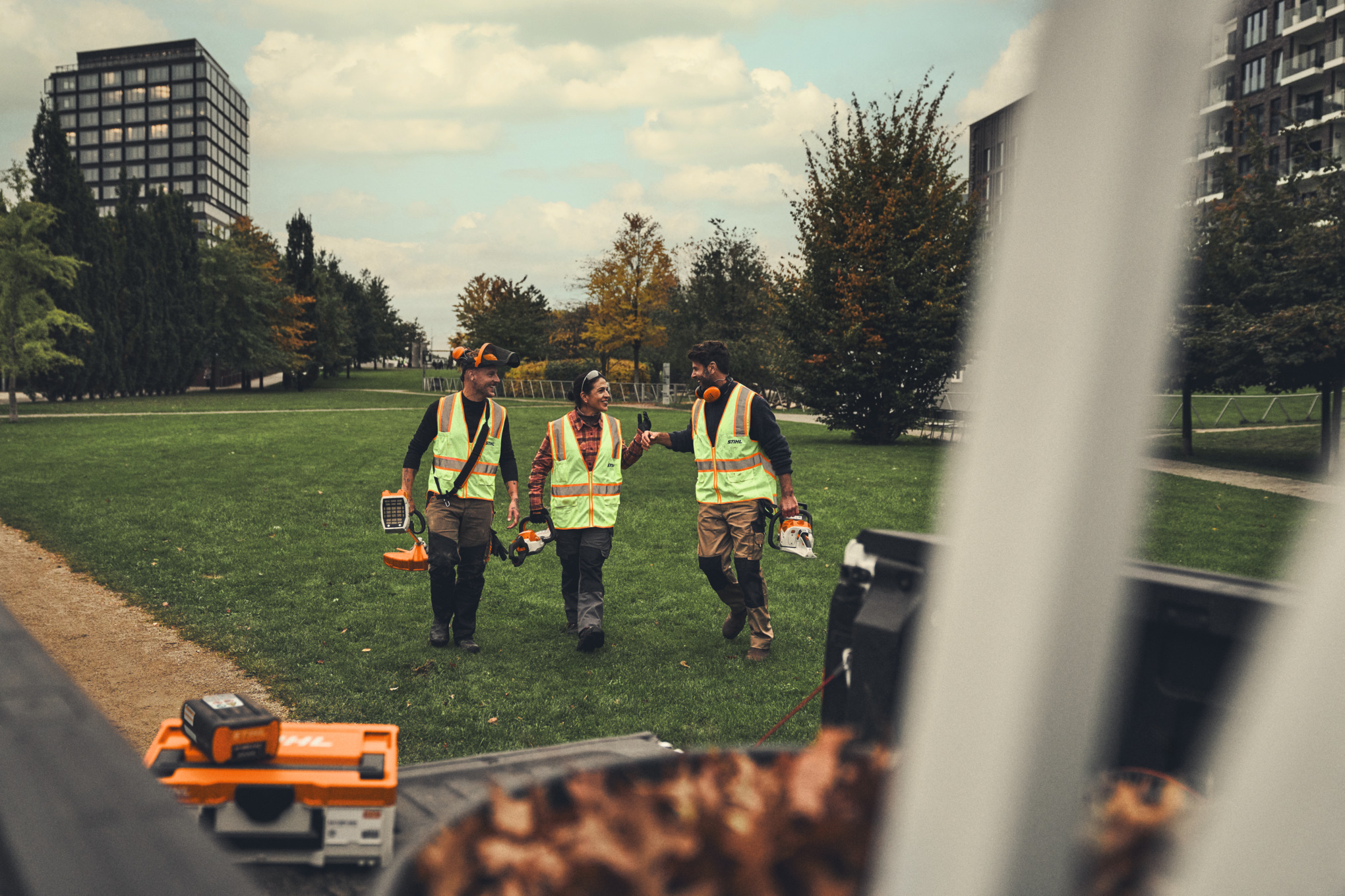 Екипът се връща към автомобила след работа с акумулаторни инструменти STIHL