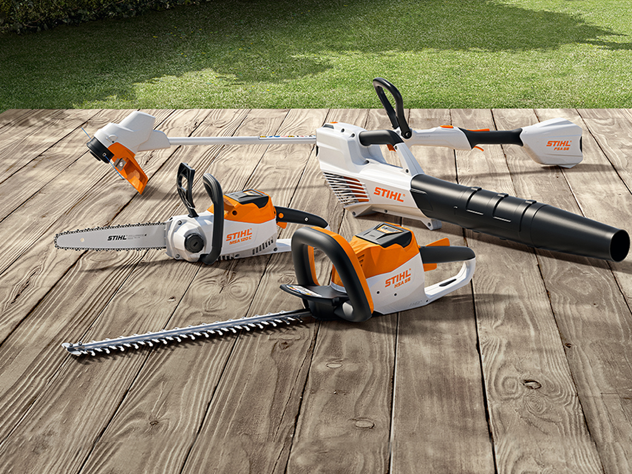 Акумулаторен верижен трион STIHL MSA 120 C, акумулаторен тример FSA 57, акумулаторна ножица за жив плет HSA 56, акумулаторна духалка BGA 56 на дървена тераса