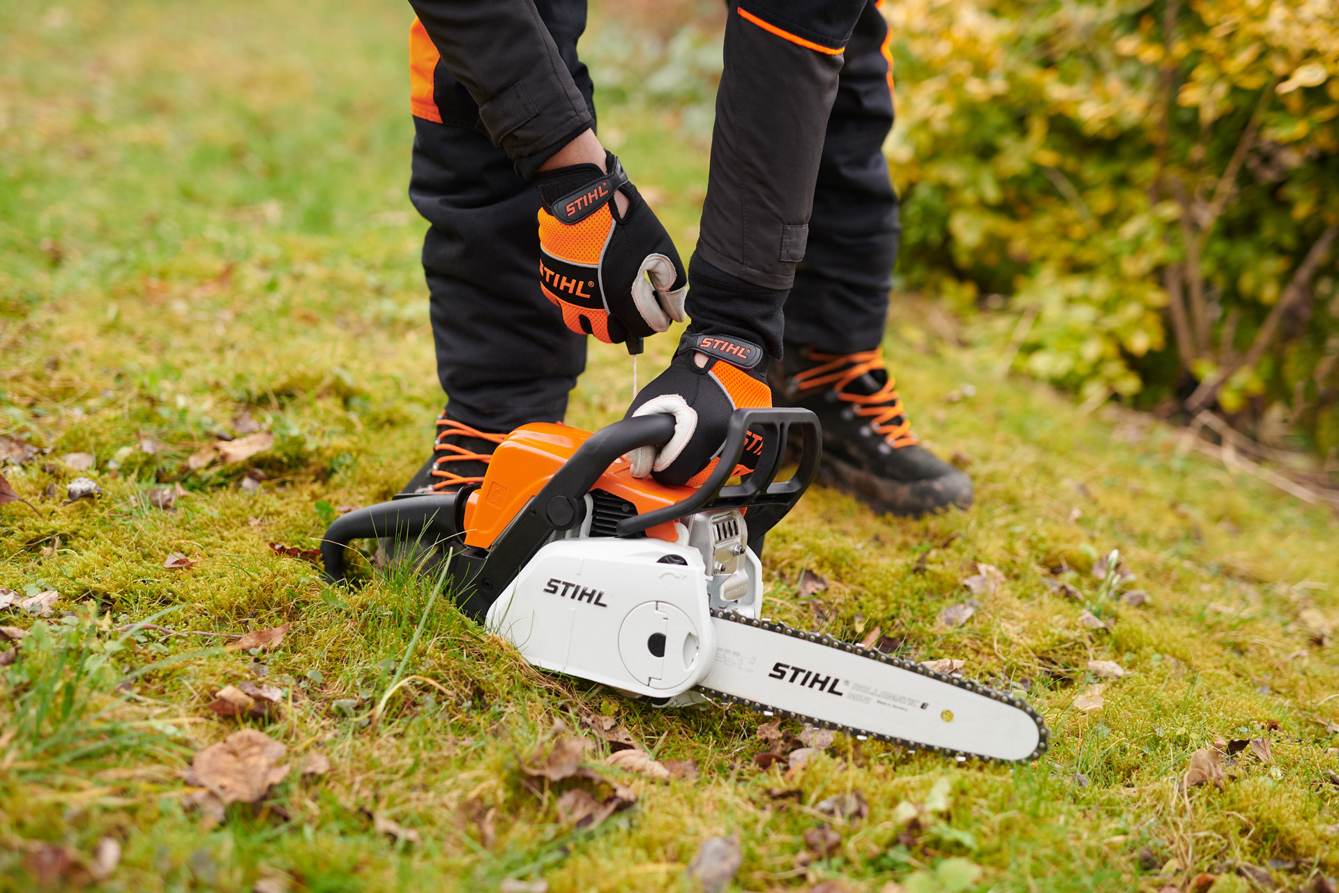 Стартиране на бензинов верижен трион STIHL MS 180 C-BE на земята