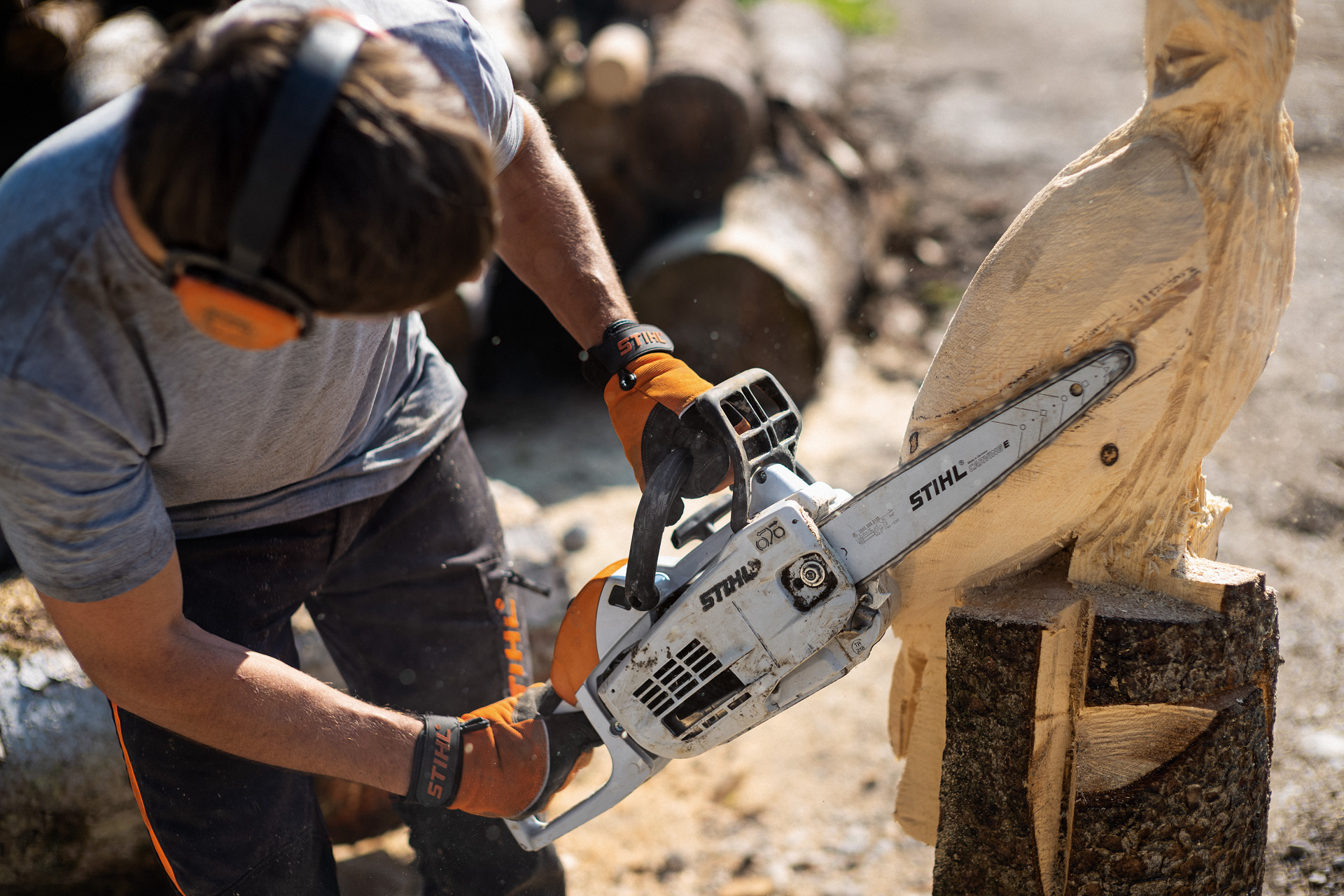 Мъж изработва кукумявка с верижен трион STIHL