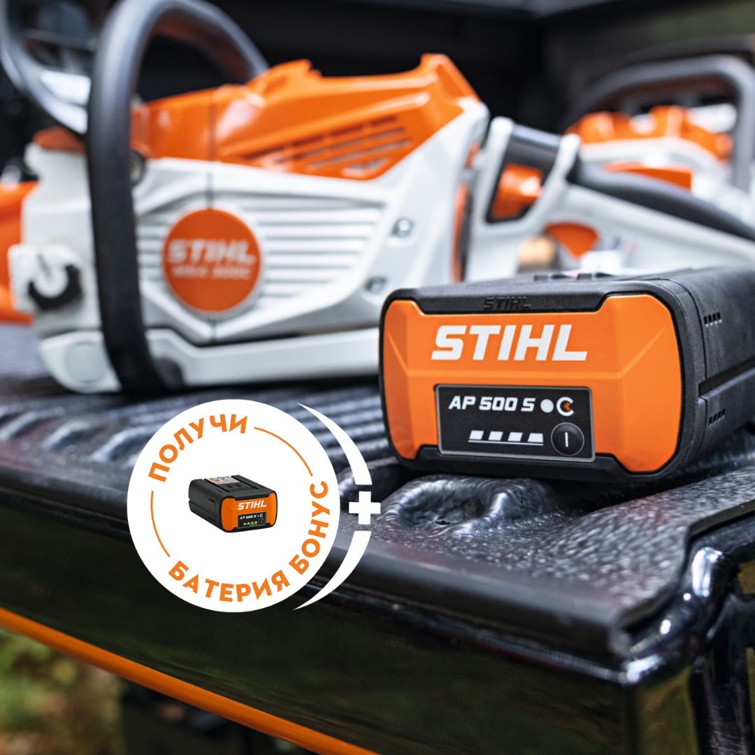 Акумулаторна батерия STIHL AP 500 S върху товарна платформа на пикап заедно с новия акумулаторен верижен трион STIHL MSA 300, допълнително с рекламен елемент с акумулаторна батерия STIHL и надпис „Получи батерия бонус“.