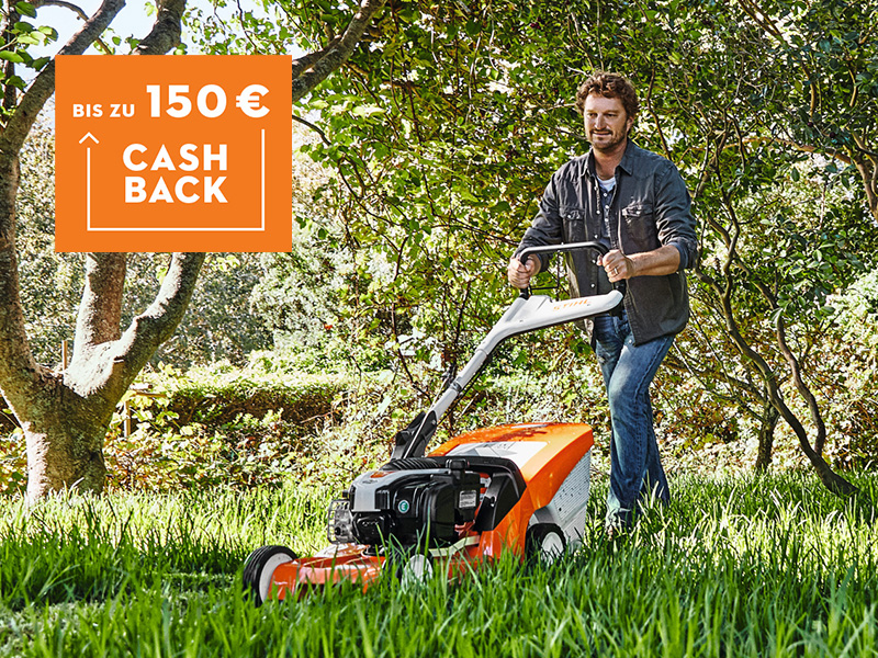 Mann mäht den Rasen im Garten mit einem STIHL Akku-Rasenmäher
